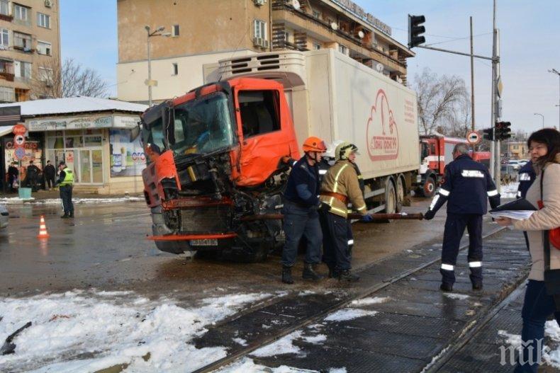 Шофьорът на камиона от БДЖ мелето: Не видях бариерата и влака (СНИМКИ)