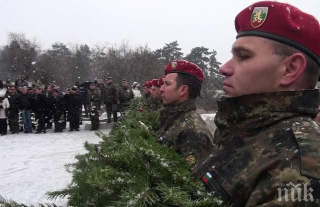 Гирлянд на славата увенча паметника на Ботев в Калофер