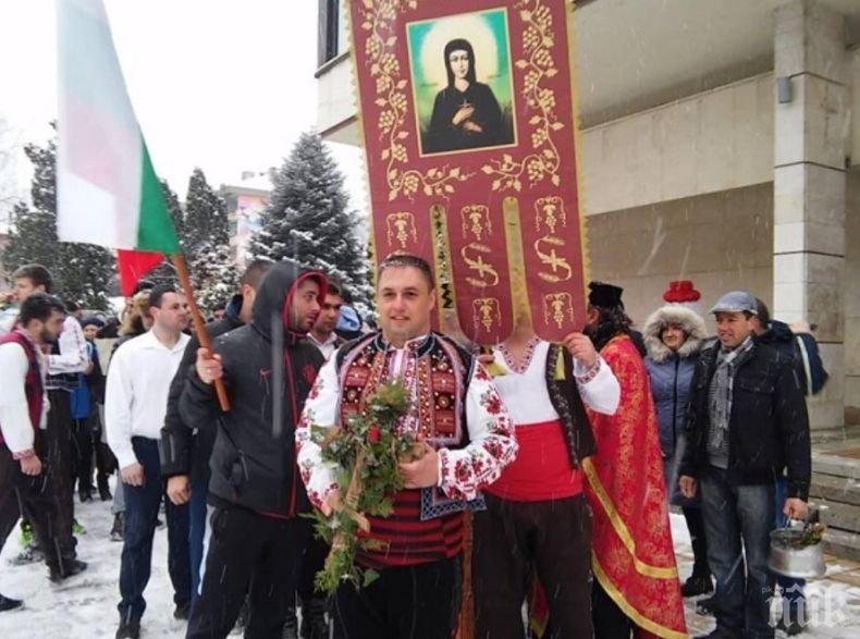 Депутат от ГЕРБ се пусна в ледените води на Троян 
