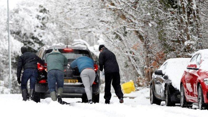 Армията се включи  в разчистването на снега в Гърция