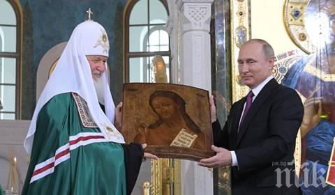 Путин участва в служба за Рождество Христово в Санкт Петербург