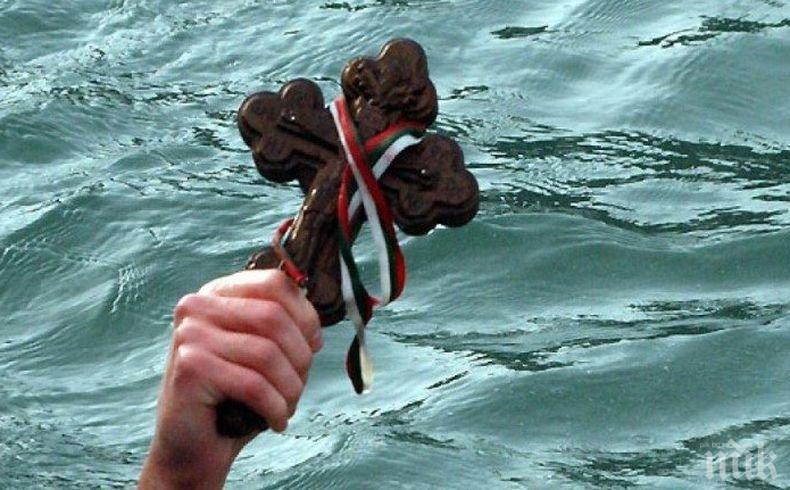 На Йордановден: 16-годишен хвана кръста във водите на Марица в Пазарджик