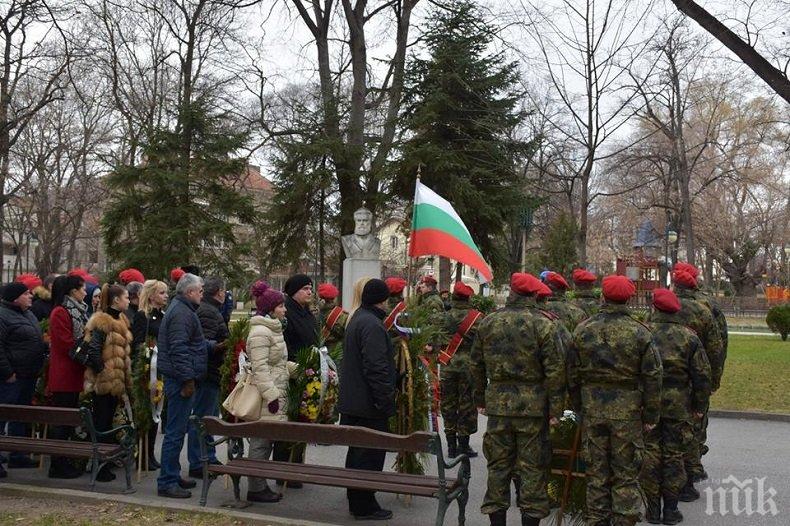 Пловдивчани почетоха 171 години от рождението на Христо Ботев (СНИМКИ)