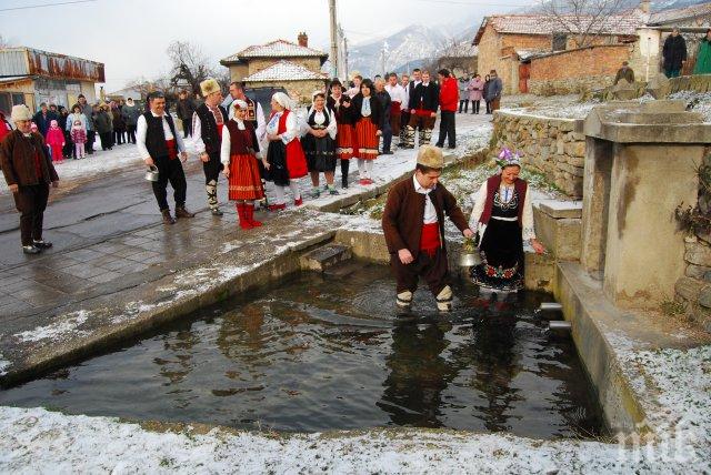 ТРАДИЦИЯ: Къпят булки край Пловдив днес