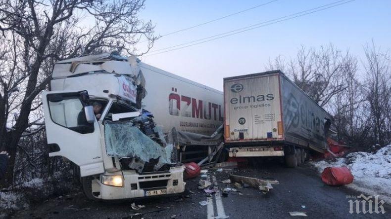 КОШМАР: Има загинал при катастрофата на пътя Русе-Бяла, пожарникари вадят шофьорите от кабините (СНИМКИ)