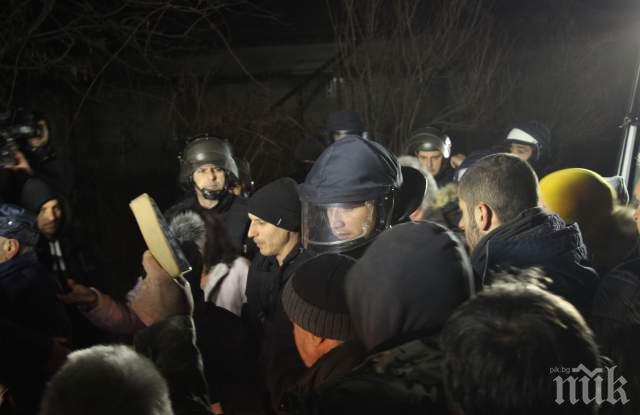 НАПРЕЖЕНИЕТО ВЪВ ВОЙВОДИНОВО ЕСКАЛИРА: Протестиращите тръгнаха към ромската махала