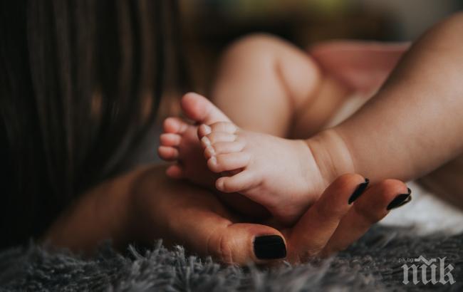 Майка на болно бебе подлуди лекари и социални, избяга от болницата с пеленачето на Бъдни вечер