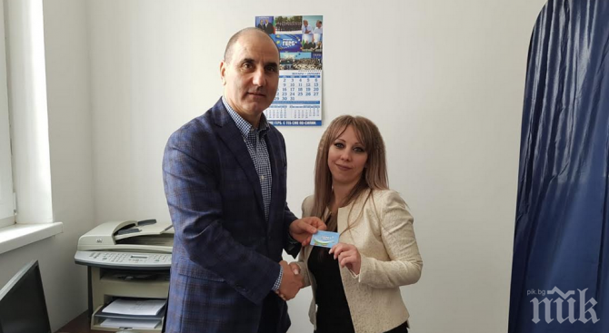 Цветанов връчи карти на нови партийни членове