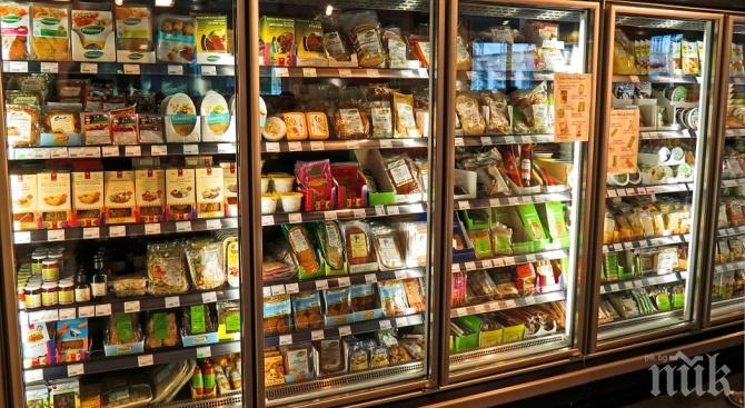 СВЪРШЕНО ОТ ГЕРБ: Хладилна витрина за бедни сложиха в Хасково