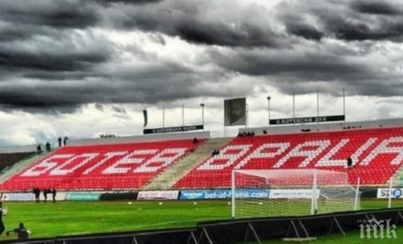 Отборът на Ботев (Враца) с контроли с украинци и македонци на лагера си в Турция