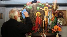 Чудодеен камък цери болни, бездетни зачеват