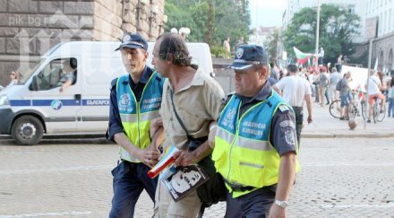 общински ченгета отведоха провокатор