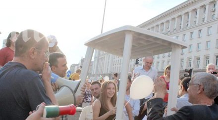 патриотични песни вдигат духа протеста орешарски