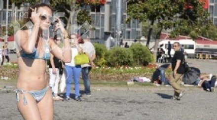 протестираща девойка бански взриви таксим видео