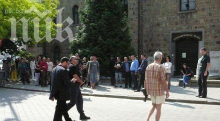 грозна сцена президентството чуколов протестиращ махай веднага