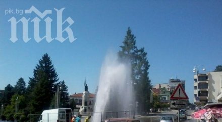 воден гейзер изригна центъра търново