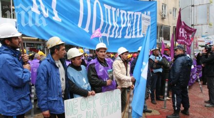 задават многохилядни протести миньорите