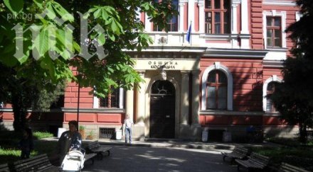 забраняват късите поли потниците общината кюстендил