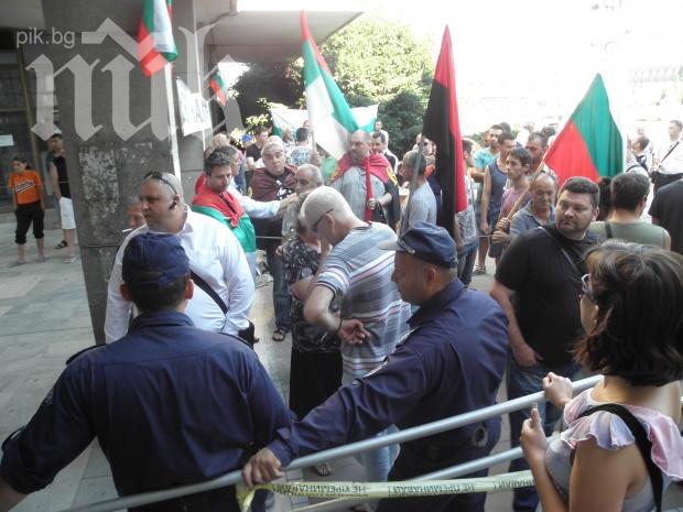 Протестите срещу Муса Палев продължават