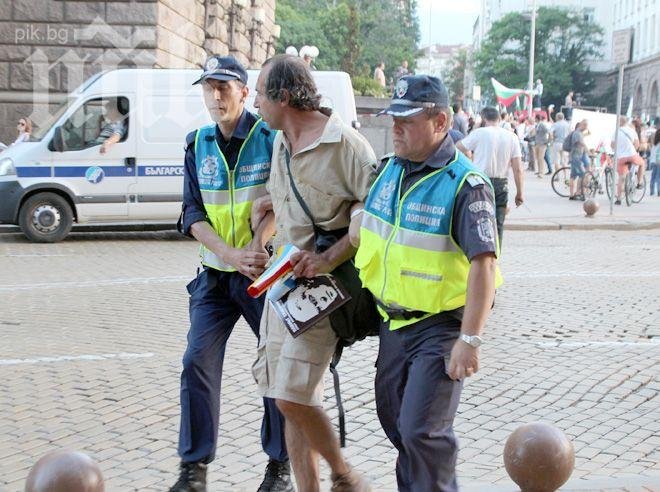 Общински ченгета отведоха провокатор