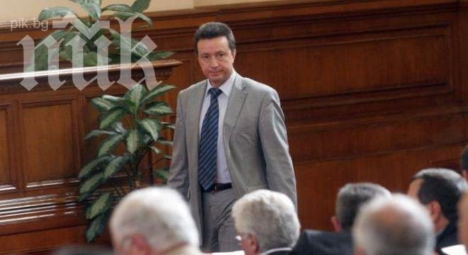 Корнелия Нинова и Янаки Стоилов пристигнаха първи в парламента