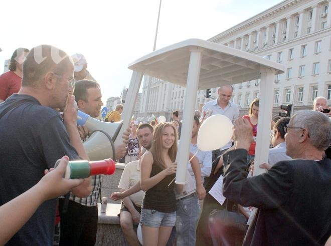 Патриотични песни вдигат духа на протеста срещу Орешарски