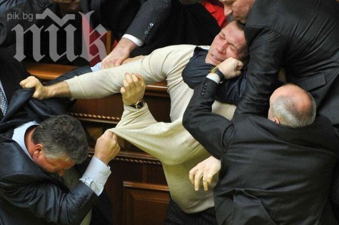 Украински депутат нокаутира колега