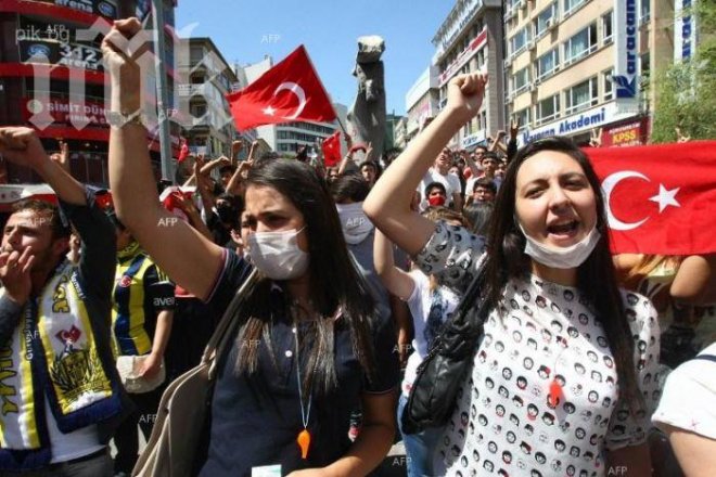 Четирима души са загинали и близо 8000 са ранени при масовите протести в Турция