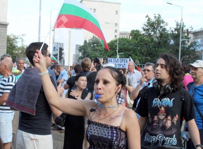 Протестиращи: Махането на Пеевски няма да ни спре!