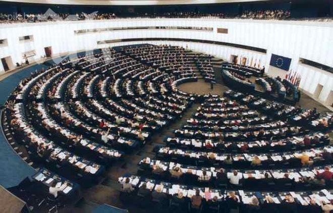 Българинът работи над 200 години, за да получи евродепутатска заплата