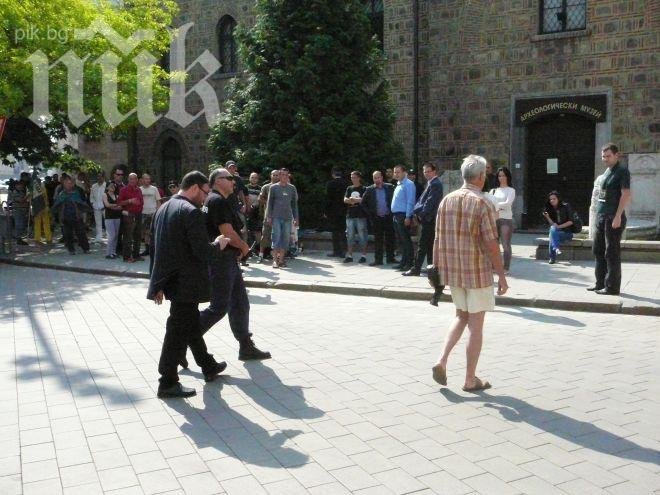 Грозна сцена пред Президентството! Чуколов към протестиращ: Махай се веднага!