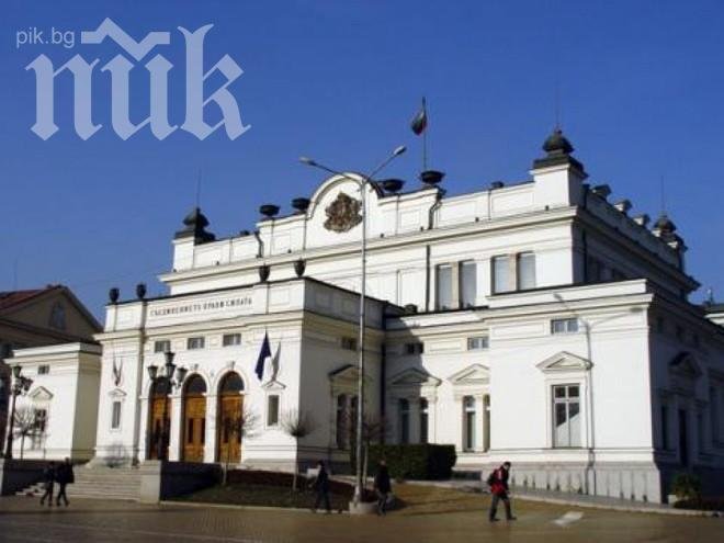 Протестиращи: Всички, управлявали от 1989 г. досега, вън от парламента!