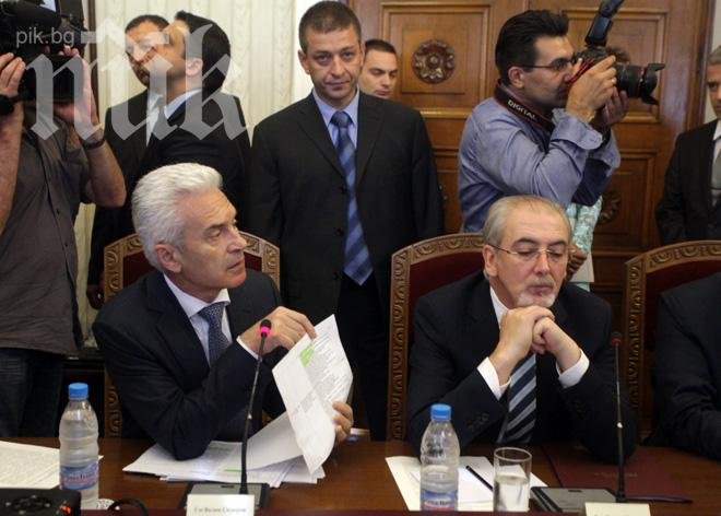 Атака се разпада, Волен в паника за групата си в парламента