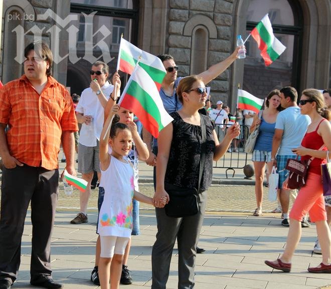 Въпреки адската жега: Площад Независимост е блокиран (Снимки)