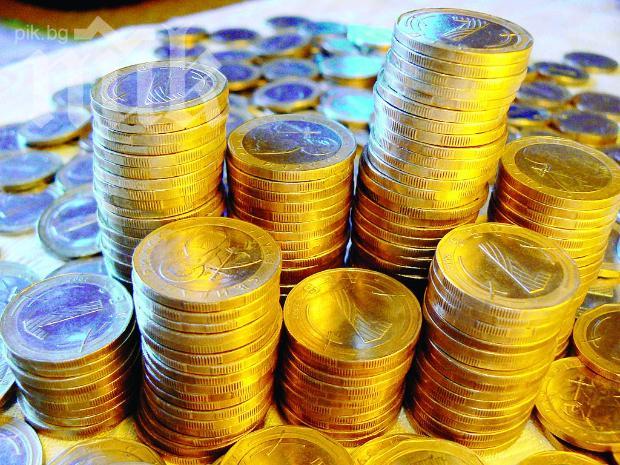 Жена сви 400 лева на монети