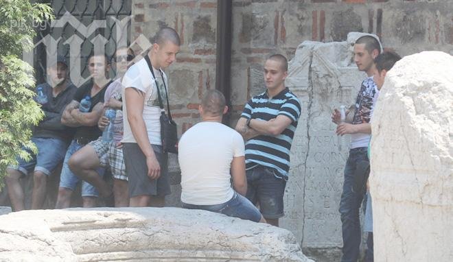 Мутрите на Атака оскверниха паметници на културата пред Археологическия музей