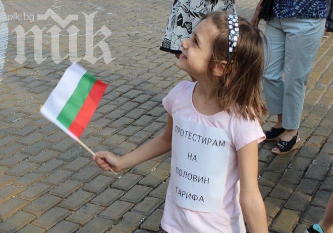 Вувузелите и знамената на протеста се харчат като топъл хляб