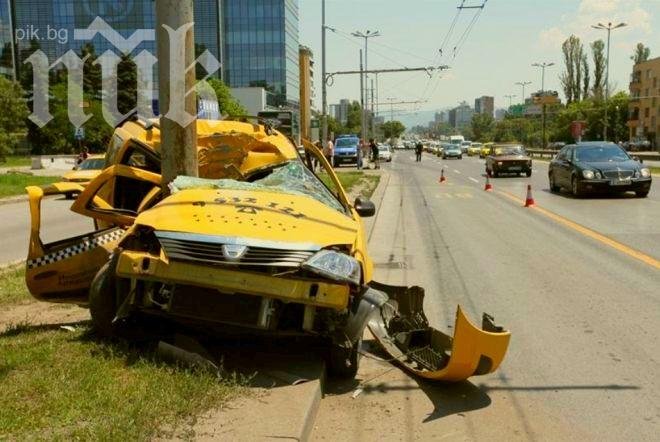 Шофьор на такси загина при удар в стълб на бул. Цариградско шосе