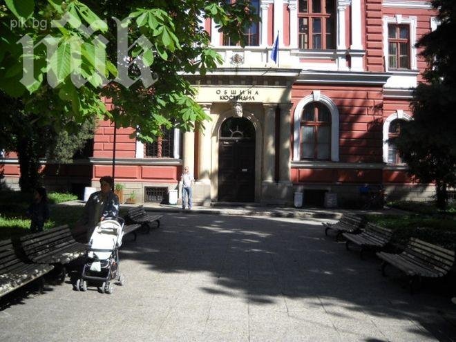 Забраняват късите поли и потниците в общината в Кюстендил