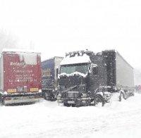 Снежен хаос в Монтанско - натрупа 30 см, масово катастрофират по пътищата