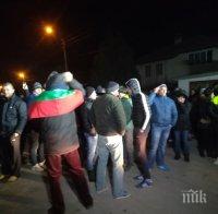 ЗА ПОРЕДНА ВЕЧЕР: 300 души на протест във Войводиново срещу циганския произвол