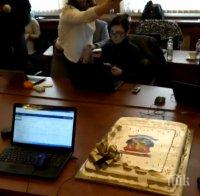 ПЪРВО В ПИК TV: ВМРО черпи с огромна торта журналистите в парламента (СНИМКИ)