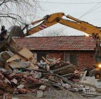 Сринаха пет цигански къщи във Войводиново, багерите продължават и утре