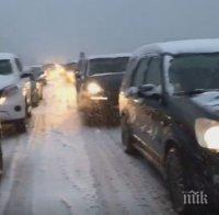 ШОФИРАЙТЕ ВНИМАТЕЛНО! Усложнена пътна обстановка заради обилен дъжд и сняг