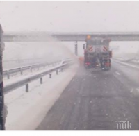 ПЪЛЕН ШАШ: Разярен мъж от Батак потроши снегорин с... лопата