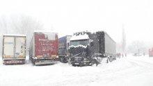 Снежен хаос в Монтанско - натрупа 30 см, масово катастрофират по пътищата