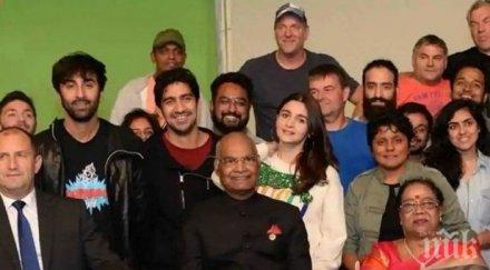 завесата вдигна радев заклет фен индийските сериали тайно генерал деси посетили снимачната площадка боливуд въздишали брахмастра снимки