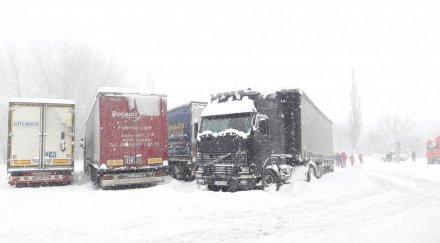 снежен хаос монтанско натрупа масово катастрофират пътищата