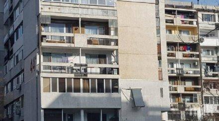 хит бургаски гений залепи соларен панел фасадата панелката снимка