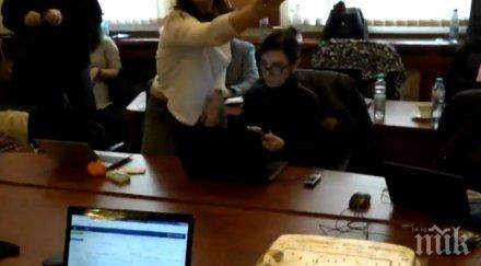 първо пик вмро черпи огромна торта журналистите парламента снимки